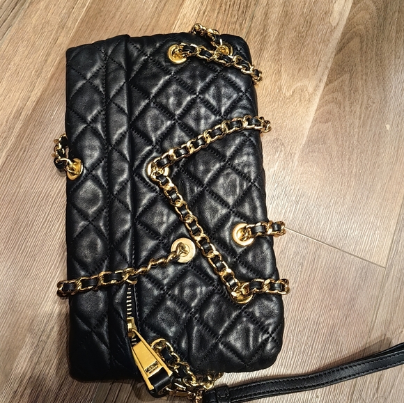 👑✅PRICE FIRM✅SUPER SALE!! 👑AUTHENTIC Moschino Leather Clutch black goldBag - Picture 2 of 5